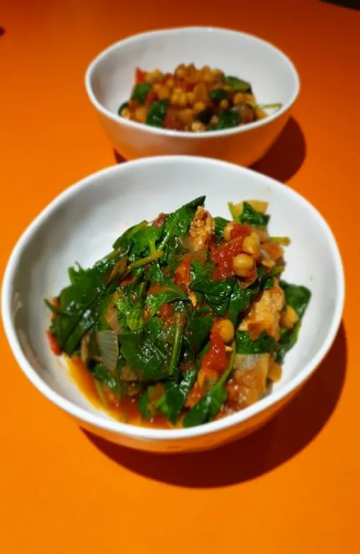 Toskanisches Schweinefleisch und Kichererbsen mit Spinat