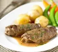 In Scheiben geschnittenes Steak gefüllt mit Spinat, Zwiebeln und Pilzen