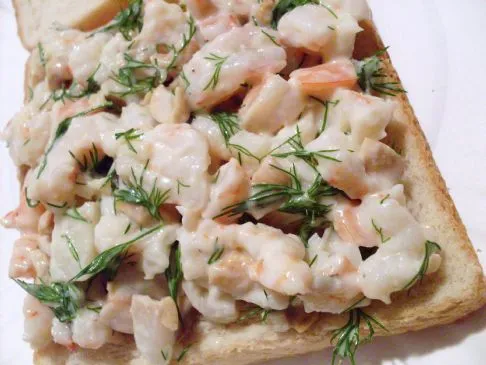 Knackiger Garnelensalat mit Dill