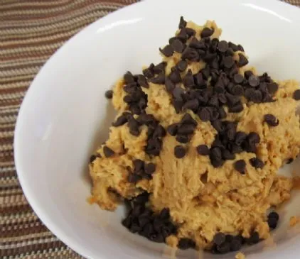 Erdnussbutter-Schokoladenstückchen-Hummus