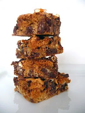 Brownie-Riegel mit Schokoladenstückchen und Brezeln