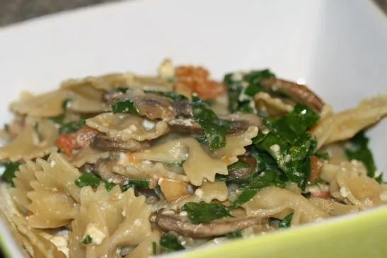 Vollkornnudeln mit Feta, Champignons, Spinat und Tomate