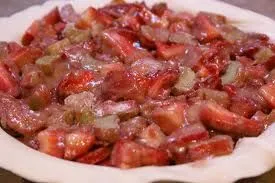 Tiefe Erdbeer-Rhabarber-Torte