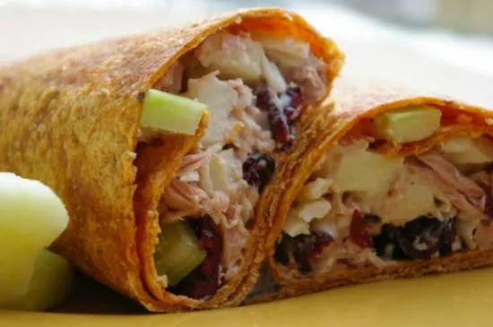 Thunfisch-Apfel-Salat-Wrap
