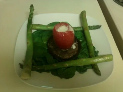 Gegrillter Pilzstapel mit Blauschimmelkäse-Sauce