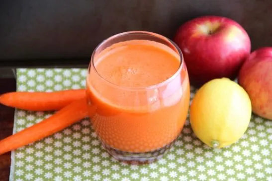 Karotten-Apfel-Zitronensaft
