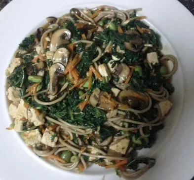 Drei-Soja-Sautée mit Soba-Nudeln