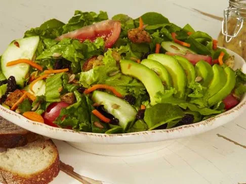 Frischer Gartensalat mit Erdbeeren