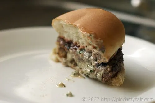 Kräuter-Frischkäse gefüllter Putenburger