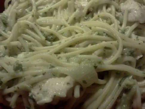 Spaghetti mit Hähnchen und Brokkoli in einer cremigen Parmesan-Weißen Sauce