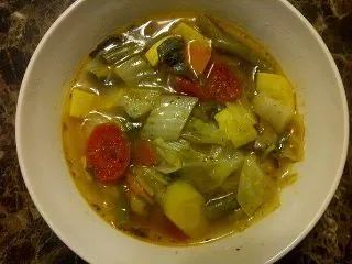 Gemüsesuppe mit dreifarbigen Karotten
