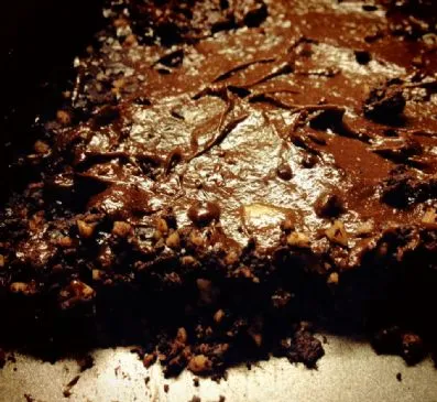 Roher Dunkler Schokoladenbrownie mit gesunder Schokoladen-Avocado-Glasur