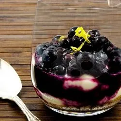 Beeren in Lavendelsirup