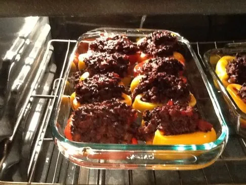 Schwarzer Reis und mit Putenhackfleisch gefüllte Paprika