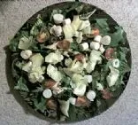 Salat mit Herz der Palme und Artischocken