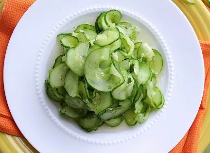 Gurken- und Süßzwiebelsalat