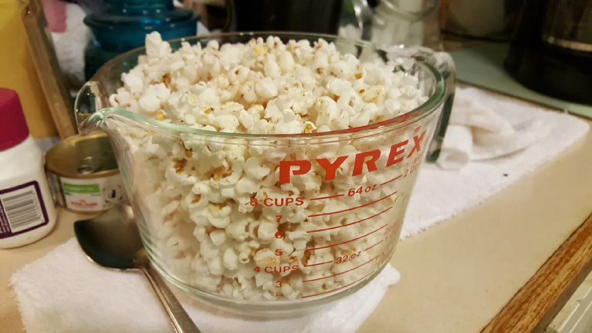 Popcorn selbstgemacht 1 Tasse = 58 Kalorien, Sesamöl, weiße unpopcornte Kerne