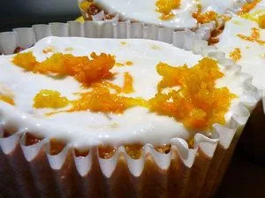 Orangen-Kardamom-Muffins mit Orangen-Joghurt-Glasur