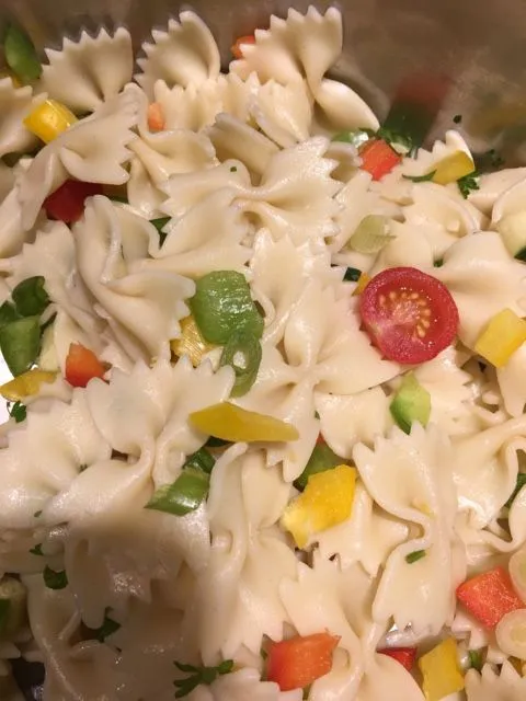 Farfalle-Gemüsesalat