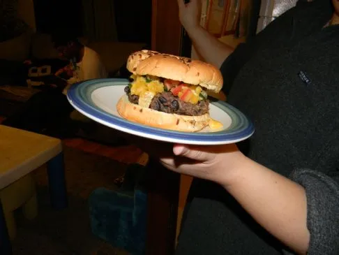 Vegetarische schwarze Bohnenkekse mit Orangen-Basilikum-Salsa