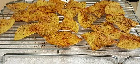 Chips gebacken, je 1/4 einer kleinen weißen Maistortilla (Taco-Größe), Pam-Spray