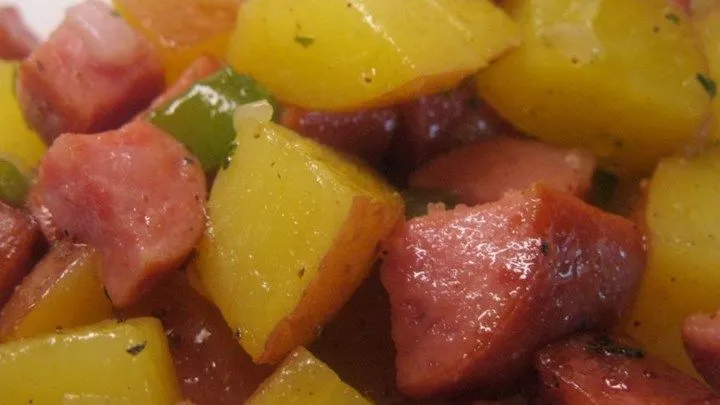 Kielbasa, Kartoffeln und Paprika
