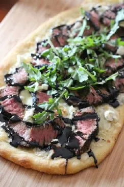 Gegrillte Steak- und Gorgonzola-Pizza mit Balsamico-Glasur