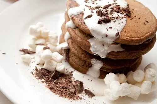 S'Mores Graham Cracker Pfannkuchen mit Marshmallow-Sauce