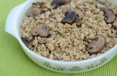 Kräuterbrauner Reis mit Pilzen