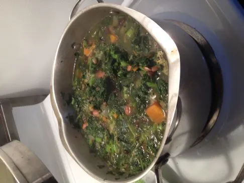 Gewürzte Bohnen und Blattgemüse