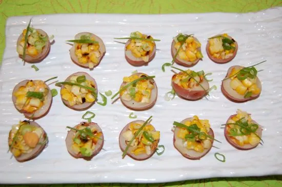 Mini gefüllte Kartoffeln mit geröstetem Mais und rotem Paprika-Hummus