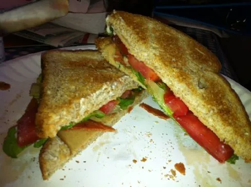 Vegetarisches/Veganes Toasted Turkey Club Sandwich