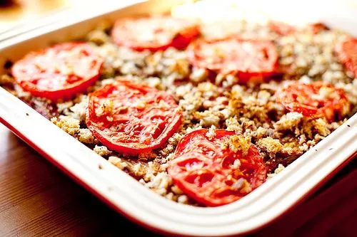 Vegane rustikale Brote und Auberginen-Lasagne