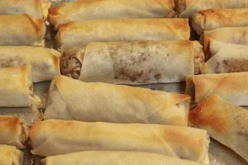 Gebackene Frühlingsrollen und Dip-Sauce