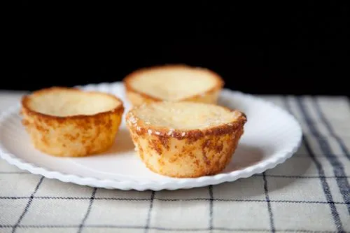 Glutenfreie Muffins mit Reismehl und süßem Käse