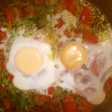 Pochiertes Ei auf Zucchini