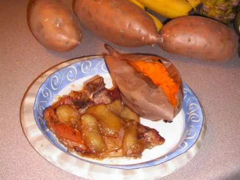 Eingelegte Schweinekoteletts und Äpfel