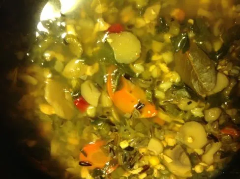 Wildreis-Hühnchen- und Gemüsesuppe