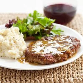 Würfelsteak mit Bratensauce (Cook's Country)