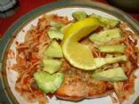 Lachs mit Salsa-Nudeln und Avocado