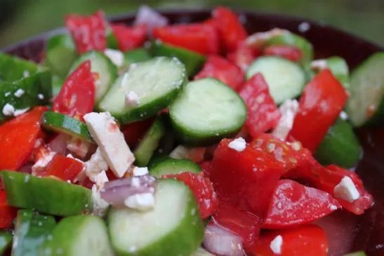 Tomaten- und Gurkensalat