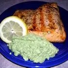 Gegrillter Lachs mit Avocado-Dip
