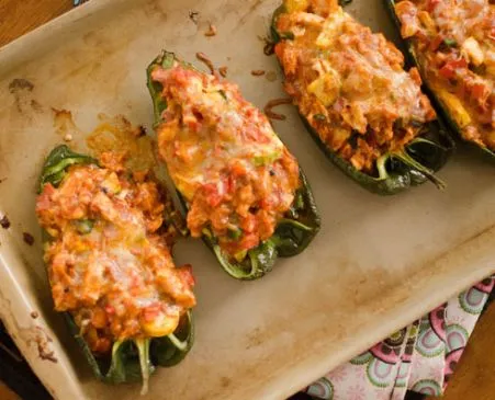 Mit Enchilada gefüllte Poblano-Paprika
