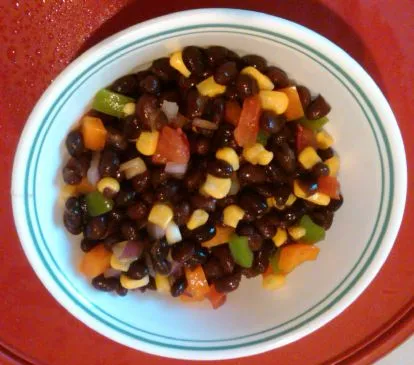 Scharfer Mango-Schwarzbohnen-Salat