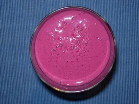 Smoothie mit Rote-Bete-Blättern, Erdbeeren und Joghurt mit Trauben