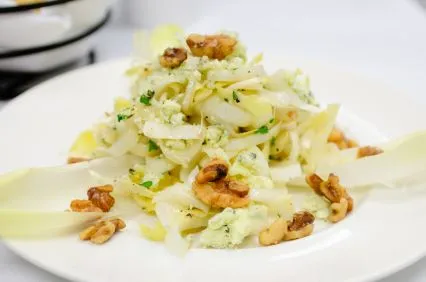 Endiviensalat mit Apfel und Walnüssen