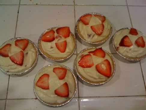 Jello Vanillepudding Mini-Pies mit frischen Erdbeeren