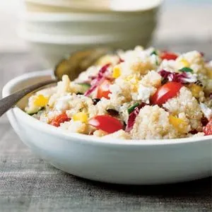 Bunter schneller Quinoa griechischer Salat