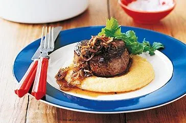Gegrilltes Steak mit Senf-Polenta