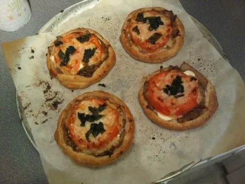 Zwiebel- und Tomatentarte